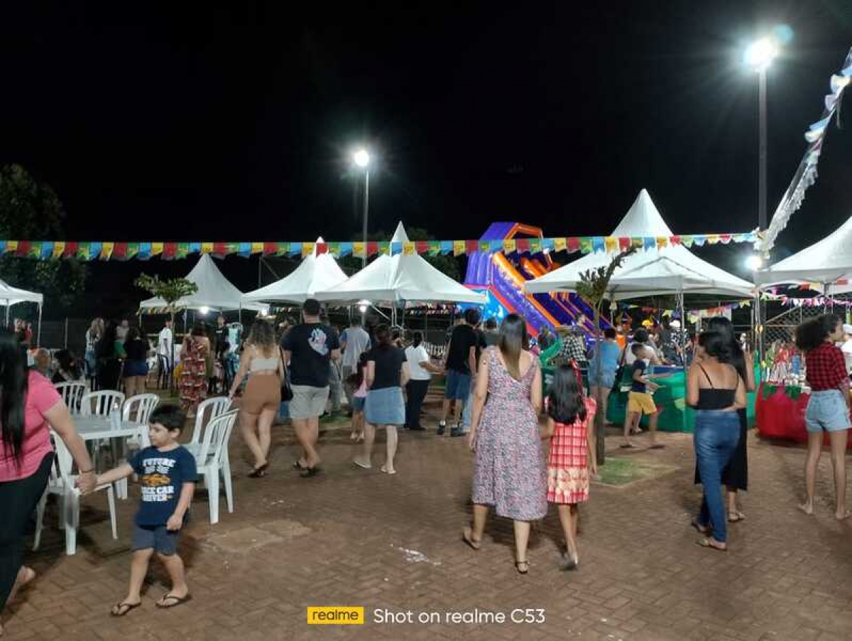 Ao fundo um dos brinquedos 