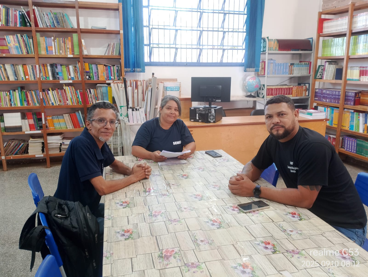 Coordenadores da REME em reunião antes do início da prova do simulado Escola Municipal Padre Tomaz Ghirardelli 