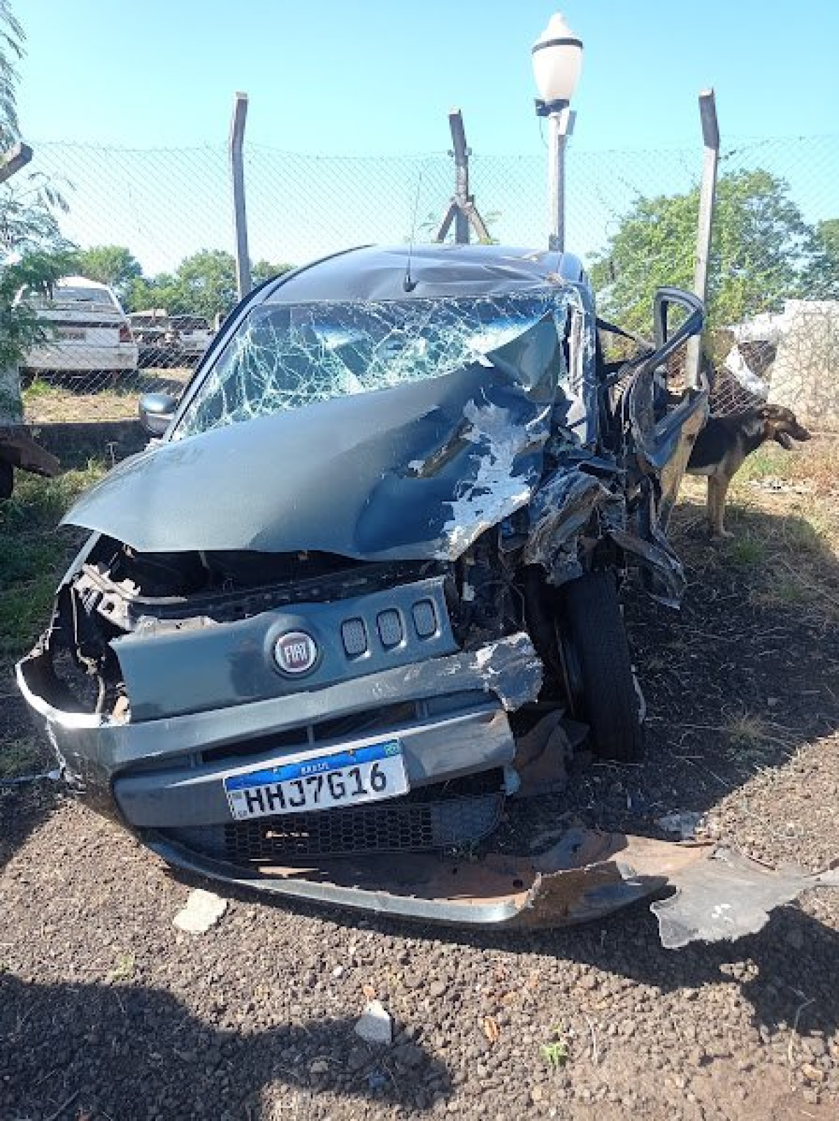 Impacto da colisão deixou o veículo completamente destruído na PR-445.